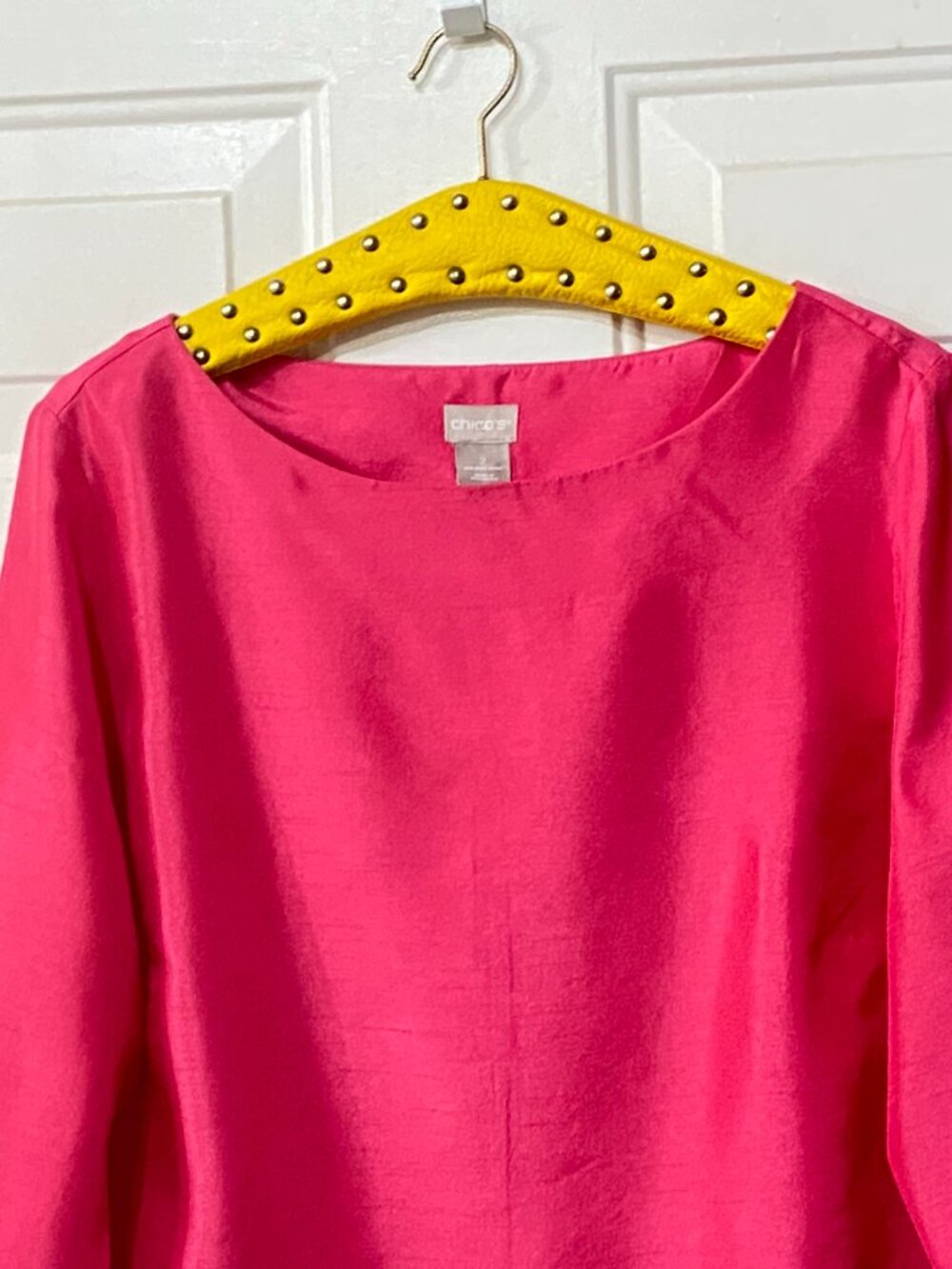 Chicos Sz 2 (L) Blouse 3/4 Sleeve Round Neck Shiny Hot Pink Polyester - Picture 2 of 9